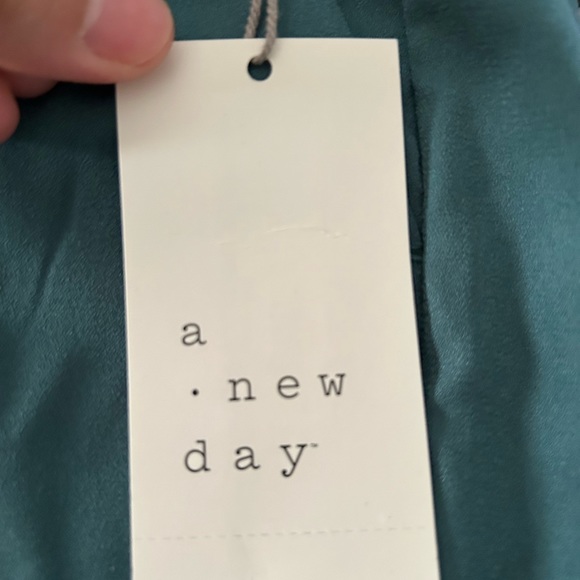 Green short with tag - Picture 3 of 4